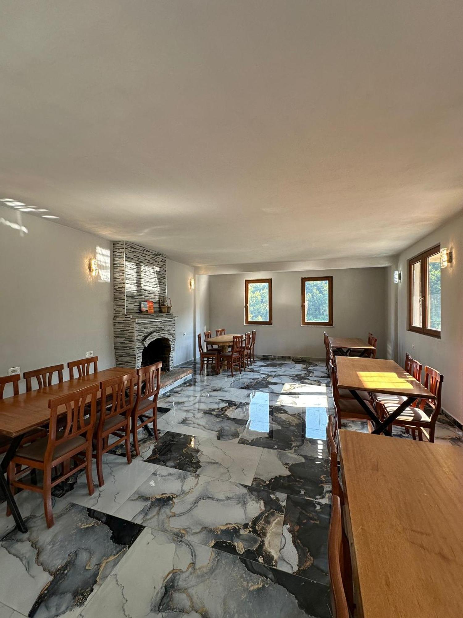 Guest House Kukaj 瓦勒博内 外观 照片